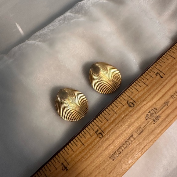 Vintage CHRISTIAN DIOR Clam Shell Earrings - Picture 3 of 8